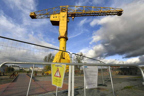Mise en sécurité de la grue jaune pour cause de chute d'éléments