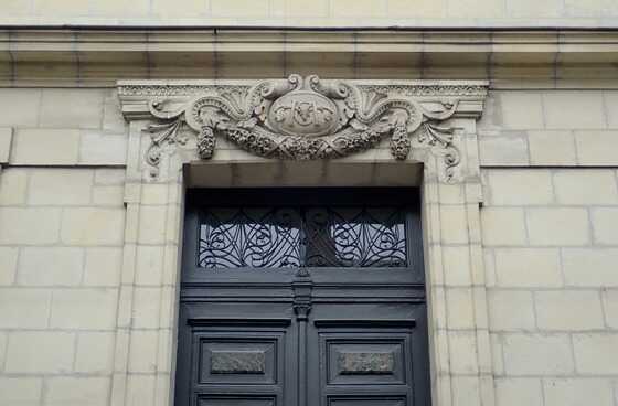 Hôtel de Châteaubriant, cour d’honneur, détail de la porte d’entrée