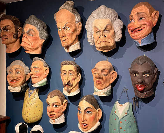 Collection de masques caricaturaux.