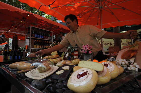 Stand de marché du Curé Nantais tenu par Georges Parola