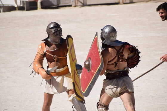 Démonstration d'un combat de gladiateurs
