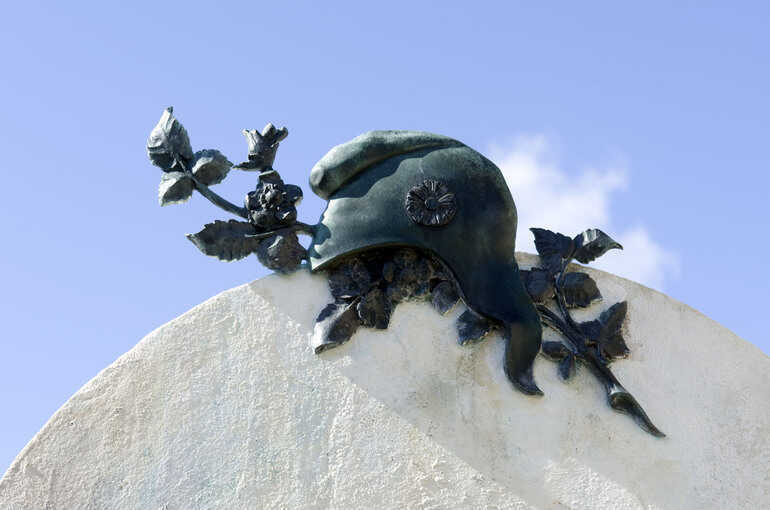 Détail du tombeau de Désiré Colombe au cimetière de la Miséricorde