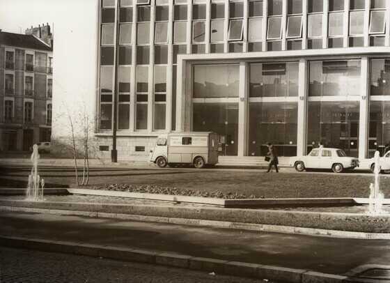 L’entrée du bâtiment de la Caisse primaire de Sécurité sociale sur la place de Bretagne