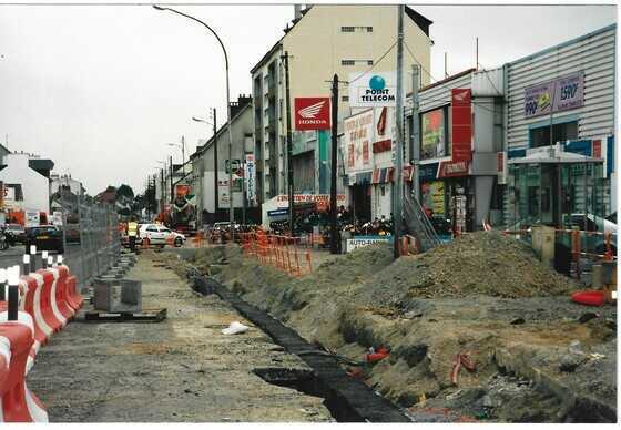 Travaux du tramway devant le magasin Motorep, au n°57 de la route de Vannes