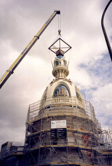 Mise en place du dôme sur le corps central de la Tour LU, le 26 mai 1998