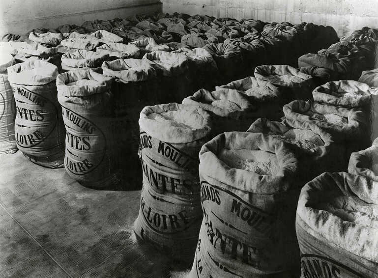 Salle de stockage des sacs de farine de la Biscuiterie Nantaise