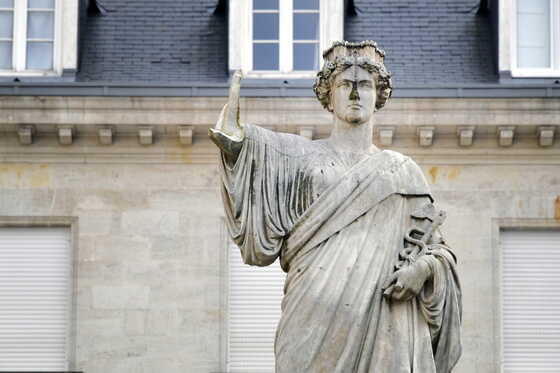 La sculpture centrale de la fontaine de la place Royale après la chute de son bras pendant l’hiver 2025