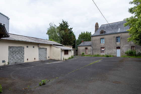 La cure du Vieux-Doulon avant restauration et ses locaux annexes