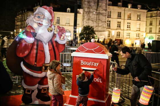 La boîte aux lettres du Père Noël, qui attend le courrier des enfants, place du Bouffay