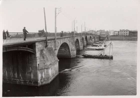 Vue du pont de pierre de Pirmil et de bateaux de pêche à l’alose