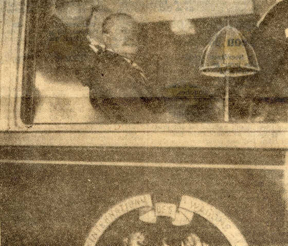 Léon Blum assis dans son wagon lors de son passage à Nantes