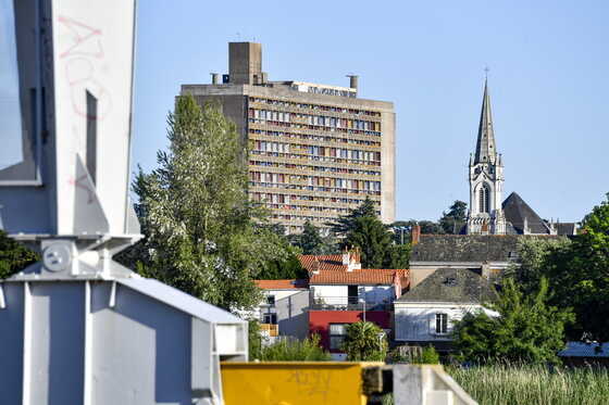 La Maison Radieuse et le clocher de l'église Saint-Pierre à Rezé