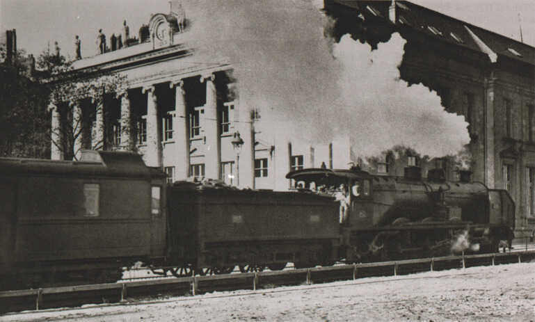 Le passage du train devant la Bourse