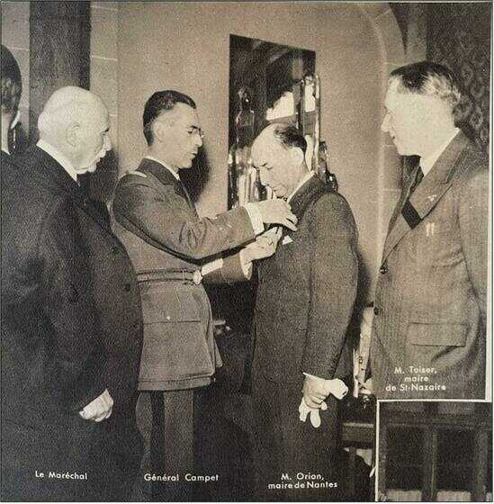 Photographie de Henry Orrion décoré de la Francisque à l’occasion de la réception des maires de la Loire-Inférieure à Vichy (18 octobre 1943)
