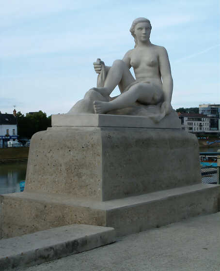 Sculpture d’une naïade par Denis Gélin à Château-Thierry (Aisne)