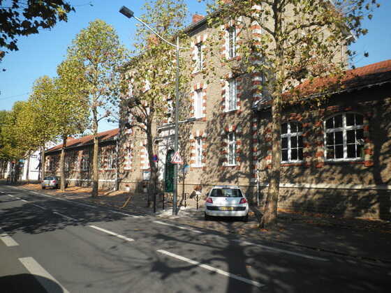 Entrée de l'école Fraternité, boulevard de la Fraternité