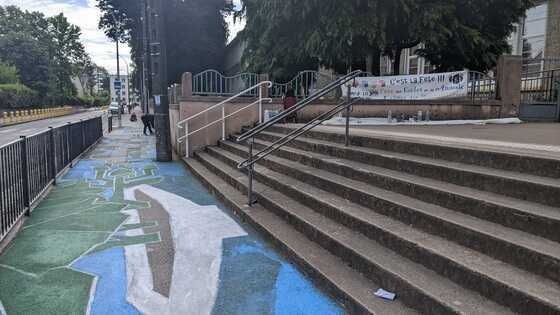 La fresque en cours de réalisation devant l'école des Marsauderies, rue de la Bertinière
