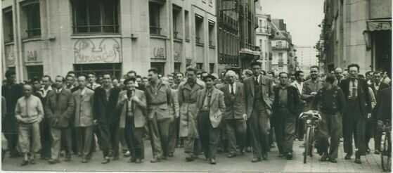 Défilé ouvrier remontant la rue Racine