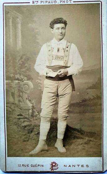 Portrait d’Alfred Laidet en tenue de scène en 1877