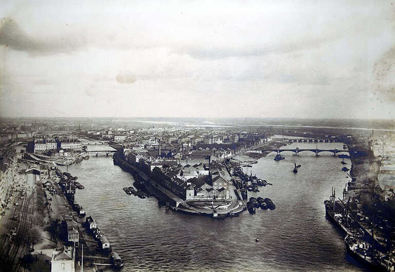 Panorama du quai de la Fosse, île Gloriette, bras de la Madeleine pris depuis le pont transbordeur