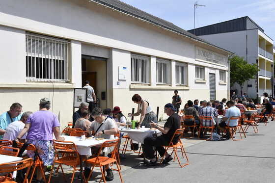 Repas en plein air proposé par le restaurant municipal Pierre Landais