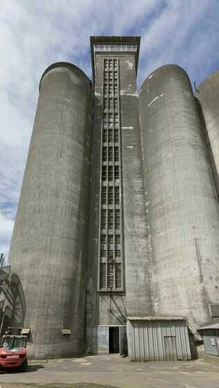Tour élévatoire des silos portuaires d'exportation de céréales