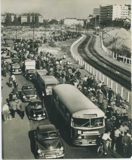 Vue aérienne d'une manifestation durant les grèves de 1955