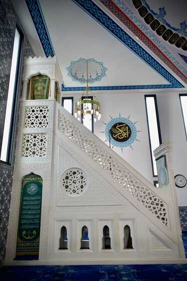 Le minbar, vue de profil, de la mosquée Osmanli de Nantes