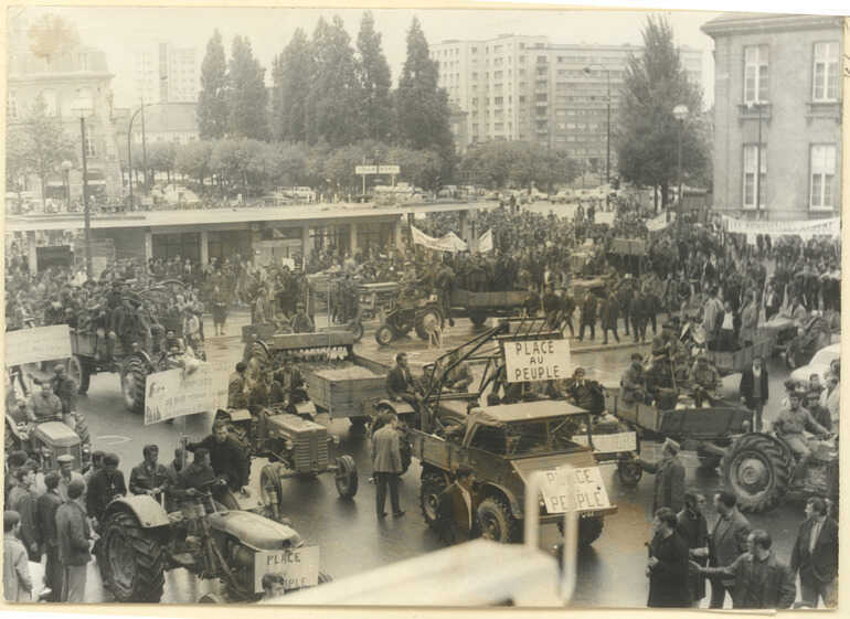 Arrivée des paysans, place du Commerce