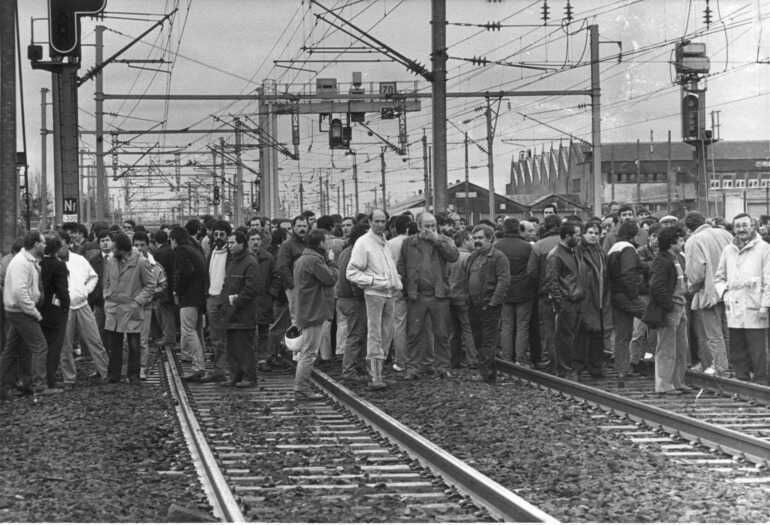 Occupation des voies en gare de Nantes, lors du grand mouvement social de 1986