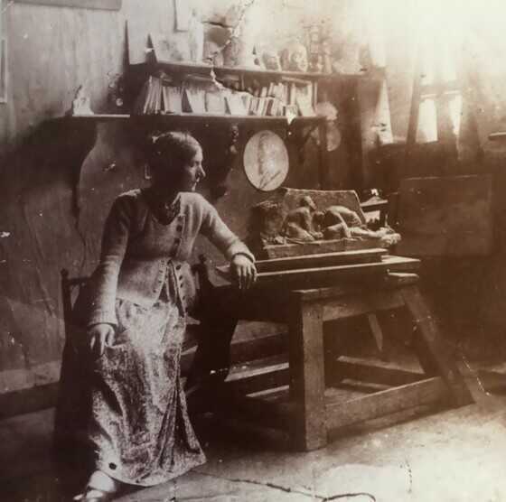 Hortense Tanvet dans son atelier parisien