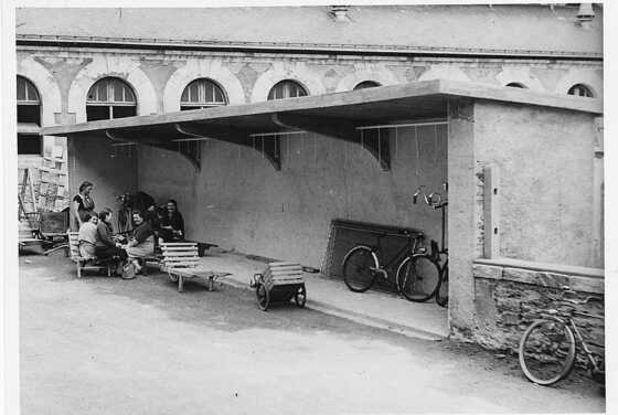 Entrée et garage à vélos des bains-douches de la rue Dupleix.