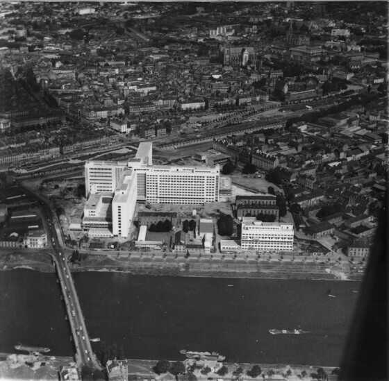 Vue aérienne de l'Hôtel-Dieu en 1963