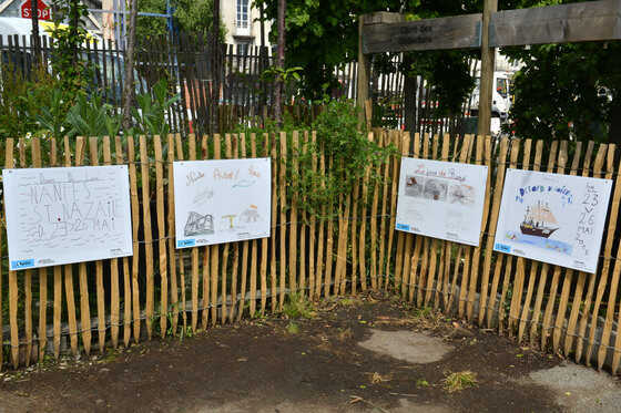 Exposition des affiches des classes de primaire au cours de l’événement Débord de Loire.