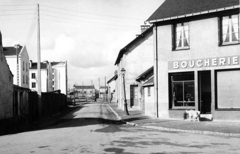 Commerce de la cité de la Chevasnerie à l'angle de la rue du Bouillon et de la place du Repos-de-Chasse