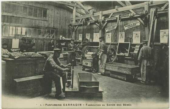 Intérieur de l’usine de la parfumerie Sarradin rue Laënnec