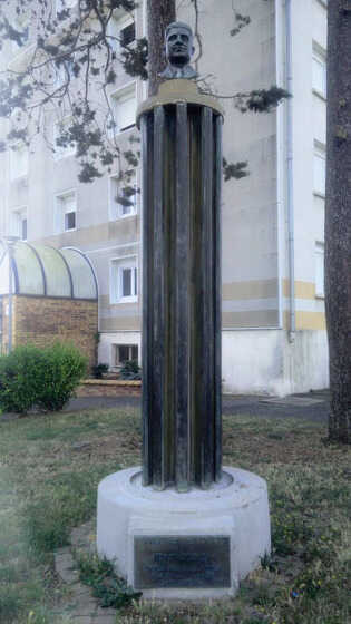 Buste et stèle de Marin Poirier sur la place du Vieux Doulon