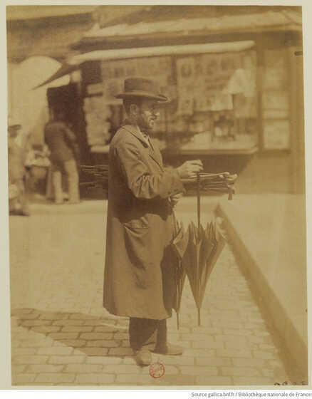 Un marchand de parapluie