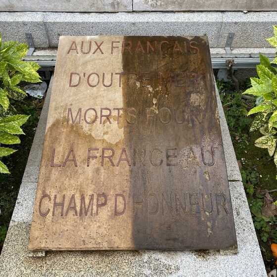 Plaque du monument des tables mémoriales en cours de nettoyage