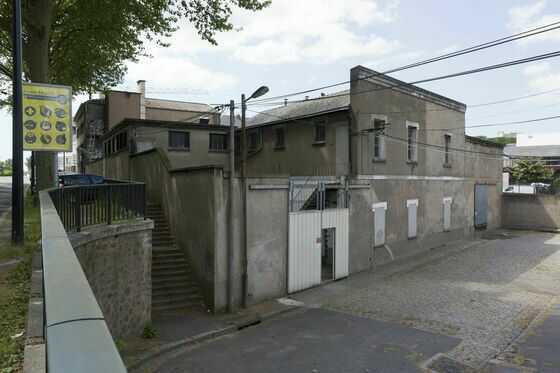 Cour intérieure formée par les bâtiments de production de la fonderie Dejoie