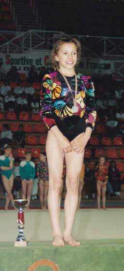 Gymnaste de Bonne Garde sur podium avec coupe et médaille