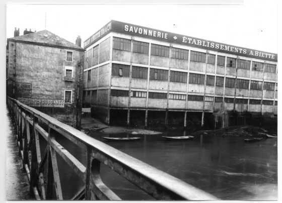 Savonnerie Biette prise du pont de Toussaint