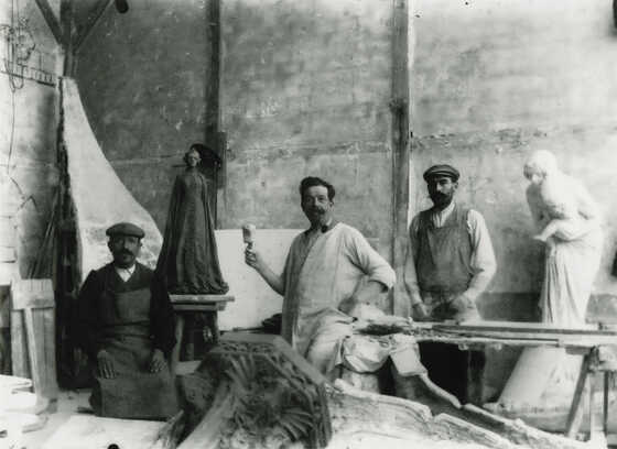 Vue de l’atelier de sculpture de la manufacture A. Bigot et Cie