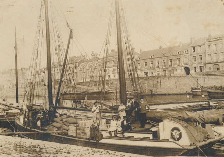 Bateau de charge à quai