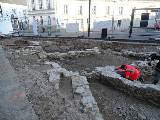 Fouilles des fondations d’un immeuble du 19e siècle, devant l’Hôtel de Ville