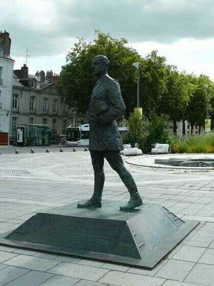 Statue du général de Gaulle sur l'esplanade « Cinq Communes Compagnon de la Libération »