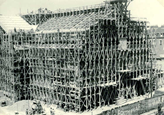 Façade de l'église Sainte-Madeleine en travaux