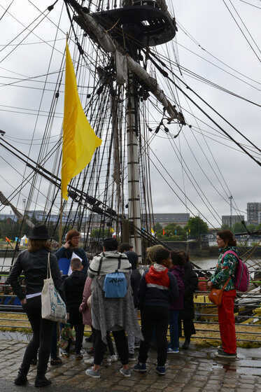 Accueil des classes, visite sur l'histoire des quais et présentation des bateaux présents.