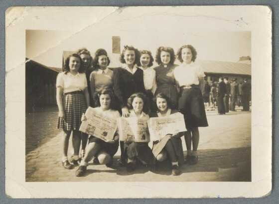 Cécile Prampart parmi les filles de l’Union des Jeunes Filles de France