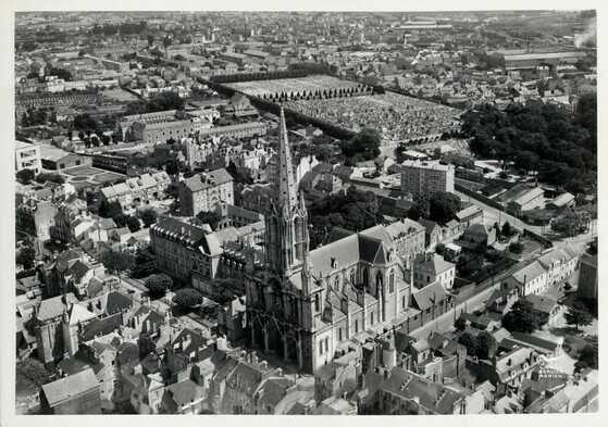Vue aérienne du quartier Saint-Clément en 1957, dominé par le haut du clocher de l’église
